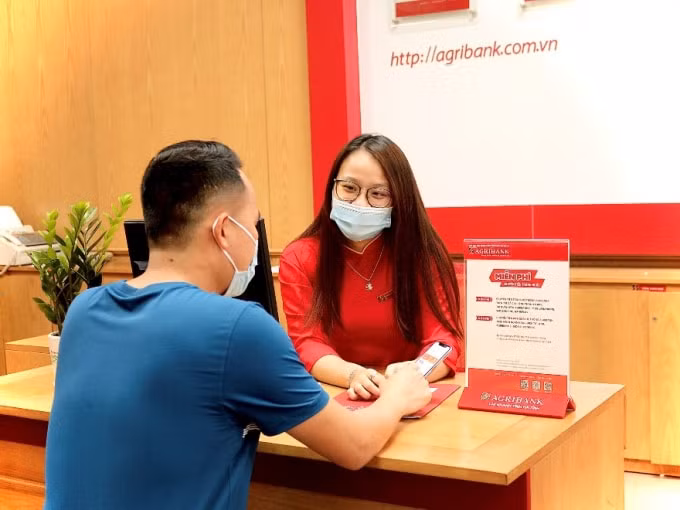 Agribank dành tặng nhiều ưu đãi khuyến khích khách hàng sử dụng dịch vụ Ngân hàng điện tử nhằm hạn chế lây lan dịch Covid-19.