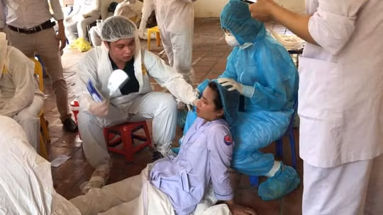 Các y bác sĩ của chúng ta, đã, đang sống và làm việc thực sự đúng như những người lính, kiên cường và quả cảm.