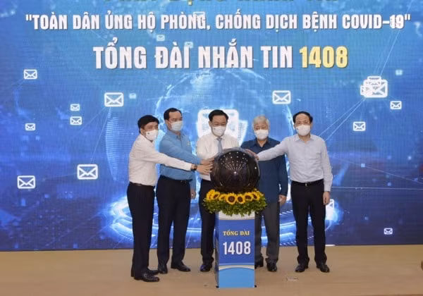 Các đại biểu thực hiện nghi thức phát động nhắn tin “Toàn dân ủng hộ phòng, chống dịch bệnh COVID-19