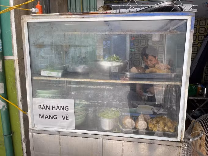 Dịch vụ ăn uống gặp khó trong đợt bùng phát đại dịch lần thứ 4. (Ảnh: Việt Vũ)