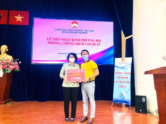 Ông Huỳnh Văn Tẩn, GĐ Truyền thông & Đối ngoại đại diện PNJ trao tặng 2 tỷ đồng kinh phí mua vaccine phòng chống covid -19 cho Ủy ban Mặt trận Tổ quốc Việt Nam Thành phố Hồ Chí Minh.&nbsp;