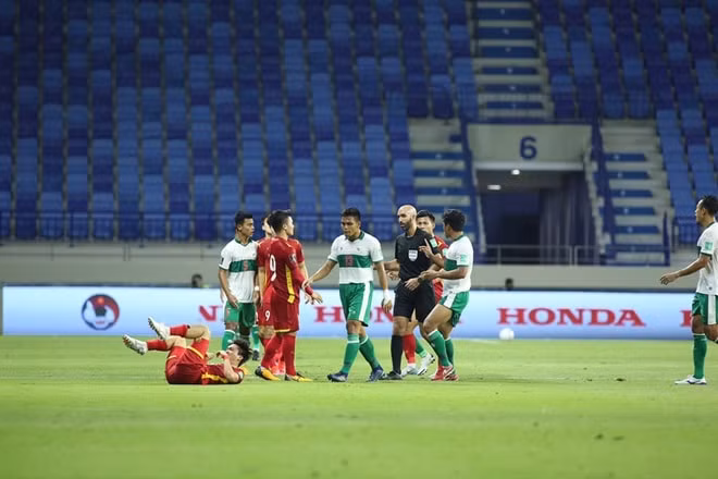 Tình huống Tuấn Anh bị vào bóng thô bạo nhưng trọng tài không rút thẻ với cầu thủ Indonesia. Ảnh: internet