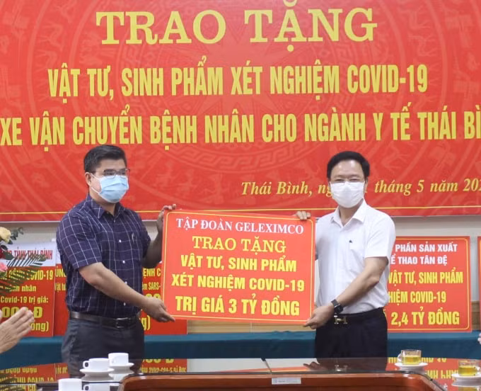 Tập đoàn Geleximco trao tặng vật tư, sinh phẩm xét nghiệm cho ngành Y tế tỉnh Thái Bình.