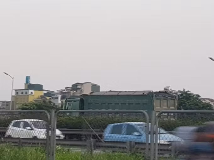 Hàng loạt xe howo chở đá sỏi hoạt động nườm nượp trên đường vành đai 3 trên cao
