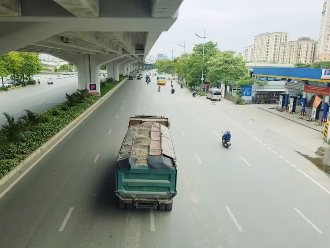 Nhiều xe chở cát sỏi có ngọn, che chắn không kỹ khiến vật liệu rơi vãi đầy đường