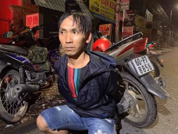 Đối tượng cùng tang vật tại hiện trường.