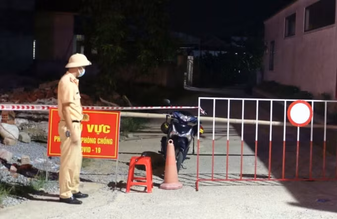 Lực lượng chức năng phong tỏa khu vực sinh sống của ca bệnh này ở xã Tân Lâm Hương, huyện Thạch Hà để kiểm soát dịch Covid-19