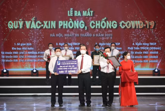 Chủ tịch HĐTV VNPT Phạm Đức Long đại diện Tập đoàn VNPT ủng hộ 400 tỷ đồng cho quỹ Vaccine phòng, chống dịch Covid 19