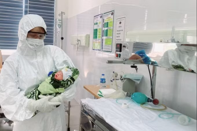 Bệnh viện Bệnh Nhiệt đới trung ương, Khoa Ngoại sản đỡ đẻ thành công cho một sản phụ mắc COVID-19. (Ảnh: BVCC)