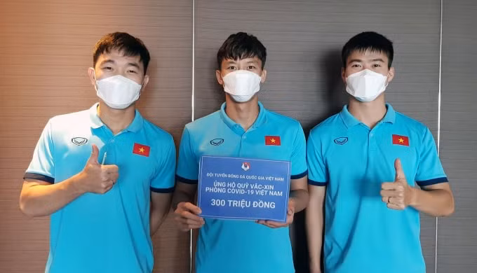 Các tuyển thủ ủng hộ Quỹ vaccine phòng Covid-19 - Ảnh: VFF
