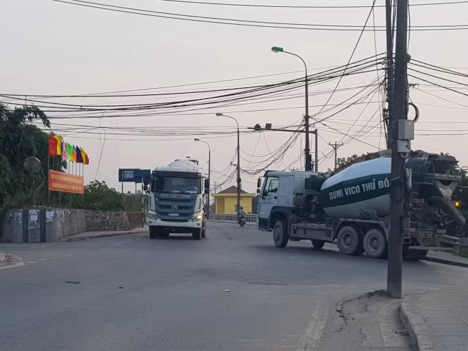 Xe bê tông tươi thi nhau cày xới tuyến đường Nguyễn Khoái và các đường lân cận trong giờ cấm