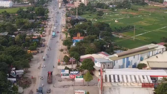 Dọc Quốc lộ 6 từ bến xe Yên Nghĩa đến Cầu Tuân tràn lan những vi phạm.