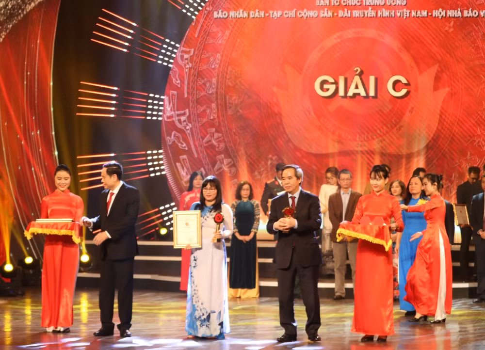 Báo Tây Ninh nhận giải C tại Lễ trao giải Búa liềm vàng lần thứ V-2020. (Ảnh: Phương Thúy)