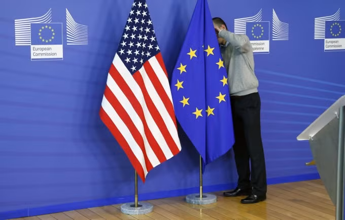 Một nhân viên đang làm nhiệm vụ chuẩn bị cho Hội nghị thượng đỉnh EU - Mỹ, dự kiến diễn ra vào ngày 14/6 - Ảnh: Reuters