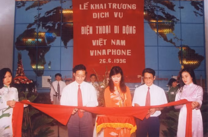 Tổng cục trưởng Tổng cục Bưu điện Mai Liêm Trực và Phó chủ tịch HĐND Thành phố Hà Nội Bằng Việt cắt băng khai trương dịch vụ Di động Việt Nam VinaPhone (26/6/1996).