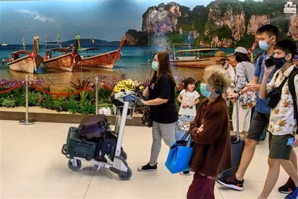 Khách du lịch tại sân bay quốc tế Phuket, Thái Lan năm 2020. Ảnh: AFP
