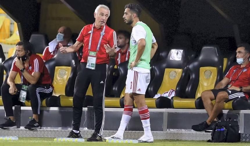 HLV Van Marwijk có đôi chút tiếc nuối ở trận đấu với tuyển Thái Lan. Ảnh: Getty Images