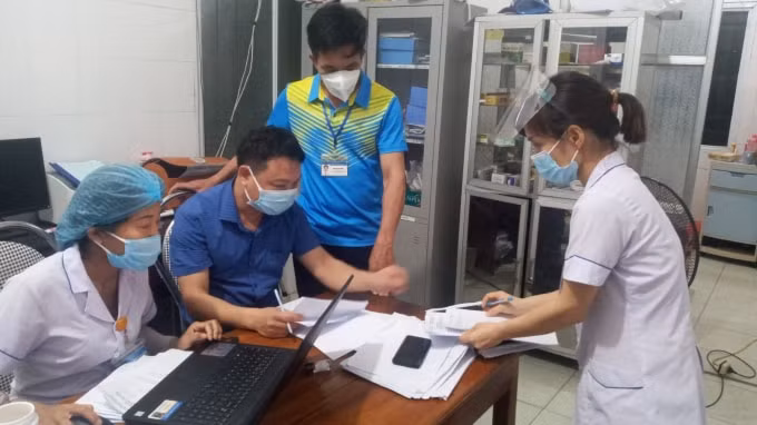 Cán bộ y tế tiến hành lấy mẫu xét nghiệm với 715 hộ dân vùng phong tỏa ở thôn Trung Hòa, xã Tân Lâm Hương