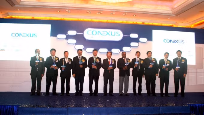 Ông Lâm Hoàng Vinh - Phó Tổng Giám đốc VNPT kiêm Giám đốc VinaPhone (đứng giữa) tại sự kiện VinaPhone tham gia liên minh Conexus ngày 17/11/2009.