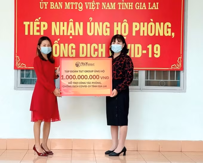 Đại diện Tập đoàn T&T Group trao hỗ trợ cho đại diện Uỷ ban MTTQ Việt Nam tỉnh Gia Lai.