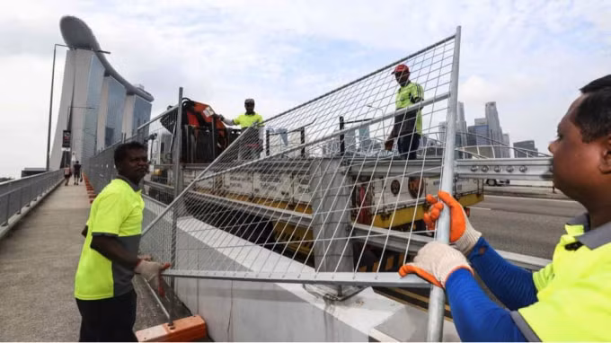 Singapore chủ yếu dựa vào lao động nhập cư từ Nam Á để thực hiện các công việc sử dụng nhiều lao động như xây dựng và đóng tàu. Ảnh: Ken Kobayashi.
