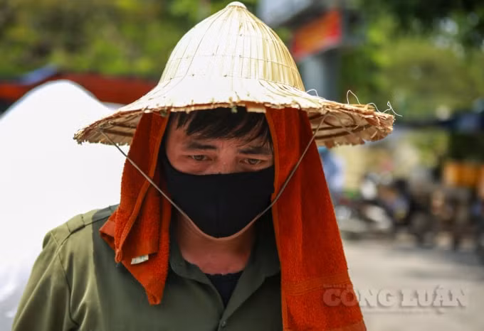 Người lao động ở bến xe Mỹ Đình mưu sinh giữa trưa nắng trên 40 độ C ảnh 6