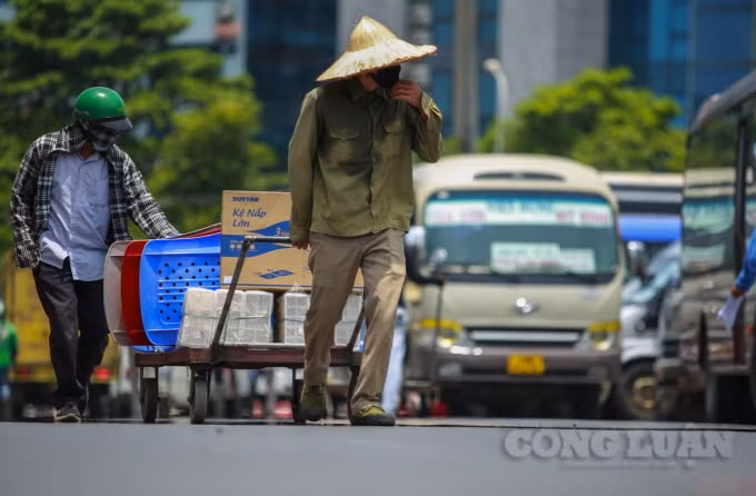Ông Phạm kế Thiện – Tổ trưởng an ninh trật tự và bốc xếp hàng hóa trong bến xe Mỹ Đình cho hay: “Do công việc bốc xếp hàng hóa của người dân rải rác ở trong ngày, nên chúng tôi đã chia 2 ca, sáng và chiều để làm việc. Do ảnh hưởng của dịch Covid-19 nên lượng xe hoạt động ở bến chỉ còn khoảng 20% so với trước, dẫn đến việc cũng giảm đi nhiều. Nhưng mọi người gửi hàng hóa thì vẫn duy trì. Thời điểm hàng hóa mọi người gửi nhiều nhất là từ khoảng 10h-12h trưa và 4h-6h chiều hằng ngày.”