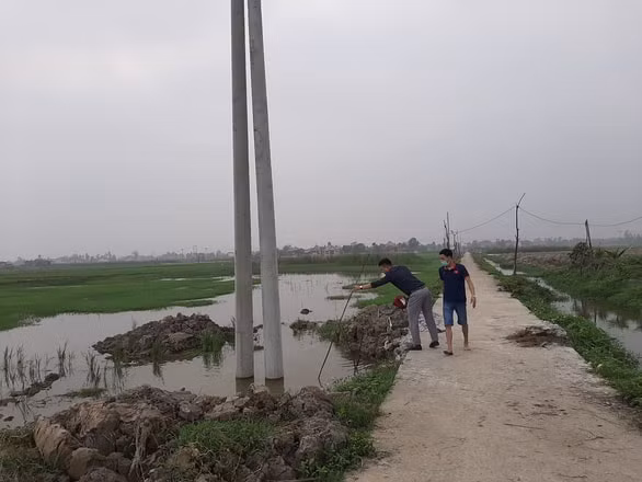 Hố chôn cột điện nơi hai cháu bé ở xã Xuân Lộc, Hậu Lộc (Thanh Hóa) đuối nước. Ảnh: XC