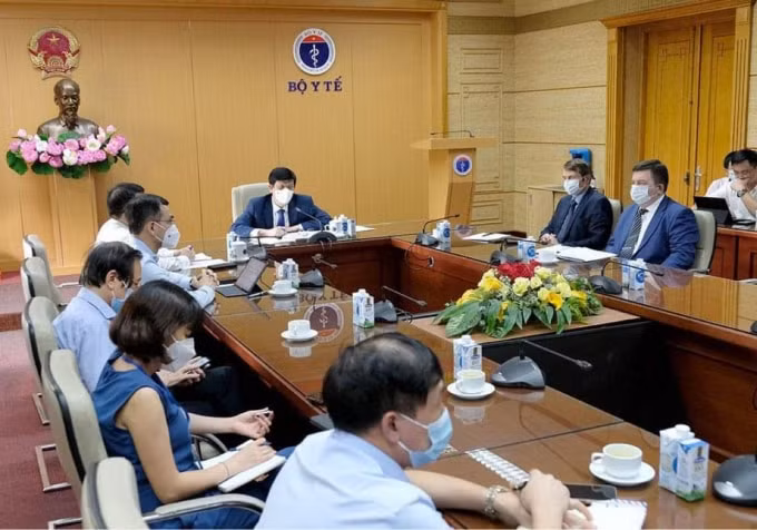 Bộ trưởng Nguyễn Thanh Long tại buổi làm việc với Quỹ Đầu tư Trực tiếp Nga về vấn đề vắc xin phòng COVID-19 chiều ngày 2/6 (ảnh TL).