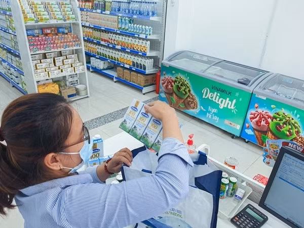Nhân viên của cửa hàng “Giấc mơ sữa Việt” cẩn thận kiểm tra các sản phẩm trước khi giao đến tận nhà cho người tiêu dùng