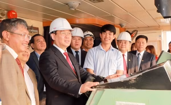 Phó Thủ tướng Vương Đình Huệ đã lên tàu Atlantic Ocean thăm hỏi, chúc mừng năm mới thuyền trưởng và các thuyền viên. Ảnh: Báo Nghệ An