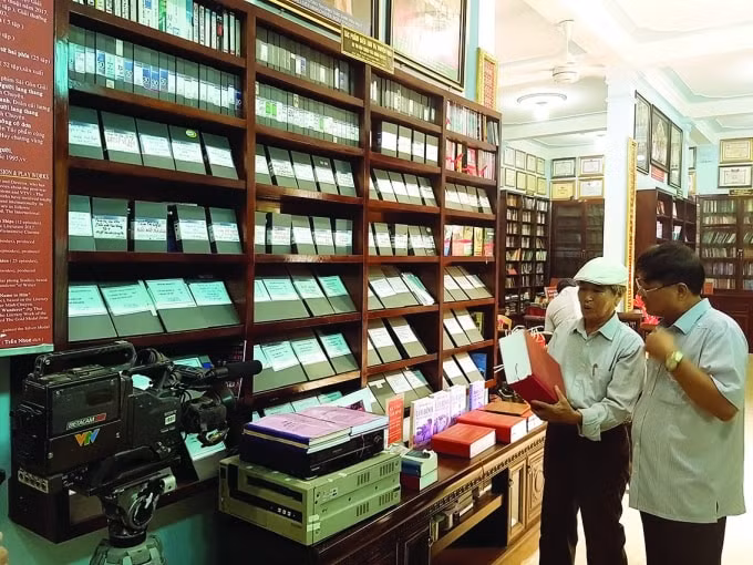 Nhà báo, nhà văn Minh Chuyên và tác giả, giới thiệu về bảo tàng. Ảnh: Phan Hữu Minh.