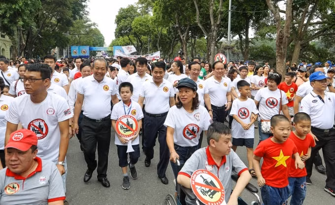 Phó Thủ tướng Trương Hòa Bình cùng hàng ngàn người dân đi bộ kêu gọi mọi người tuân thủ các quy định về an toàn giao thông, lan tỏa thông điệp 