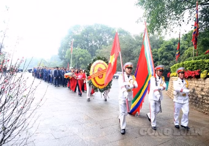 Đoàn dâng hương tiến vào thượng cung tri ân Vua Hùng.