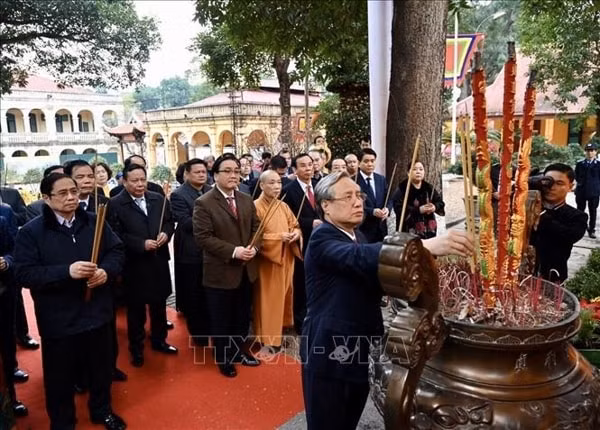 Đồng chí Trần Quốc Vượng, Ủy viên Bộ Chính trị, Thường trực Ban Bí thư cùng các đại biểu Trung ương và Thành phố Hà Nội dâng hương tại Hoàng Thành Thăng Long. Ảnh: TTXVN