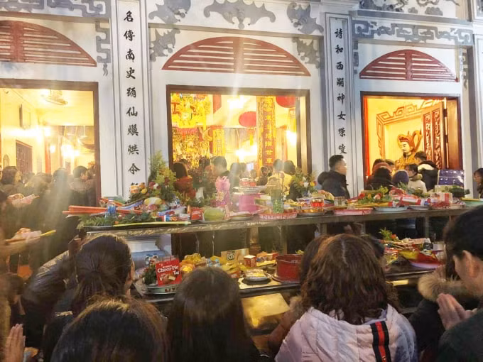 Biển người đặt đồ lễ rồi thành tâm cầu chúc mọi điều tốt lành cho năm mới.