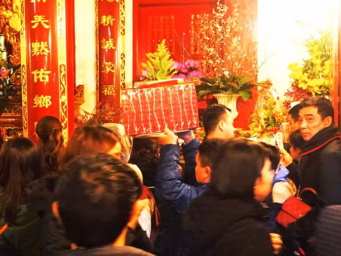 Lượng người đông đúc buộc người đi lễ phải đội mâm lễ lên đầu, tránh để đồ cúng bị hư hỏng.