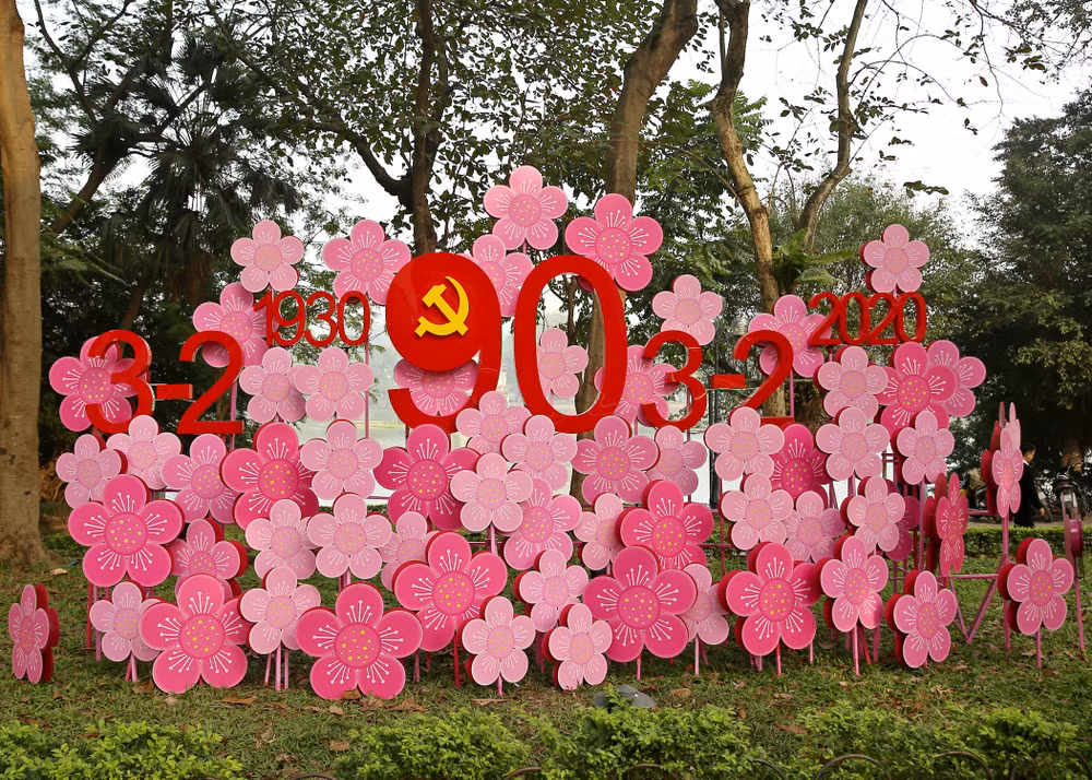 Đường phố Hà Nội được trang trí cờ hoa rực rỡ những ngày giáp Tết Nguyên đán Canh Tý 2020.