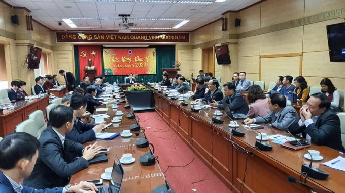 Phó Thủ tướng Chính phủ Vũ Đức Đam chủ trì họp khẩn với Tổ chức Y tế thế giới (WHO) tại Việt Nam và Ban chỉ đạo phòng chống dịch bệnh mới nổi. Ảnh Tuấn Dũng/BYT.
