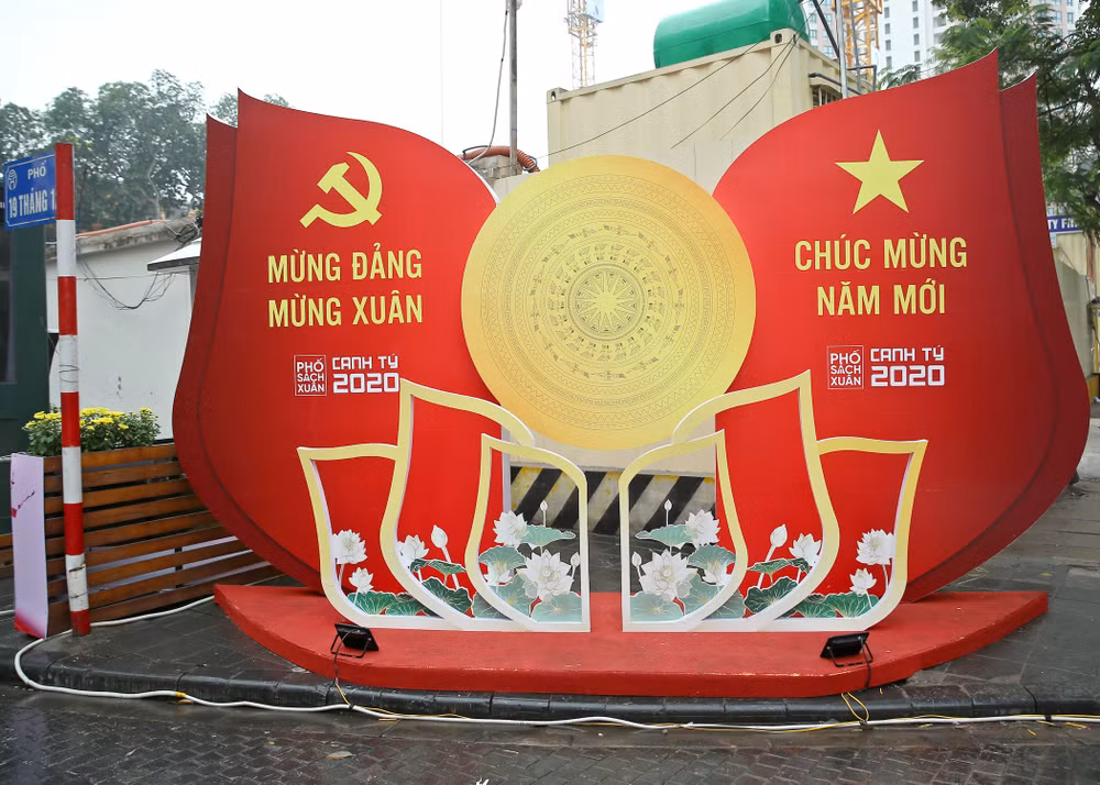 Pano mừng đảng, mừng xuân trên các tuyến phố.