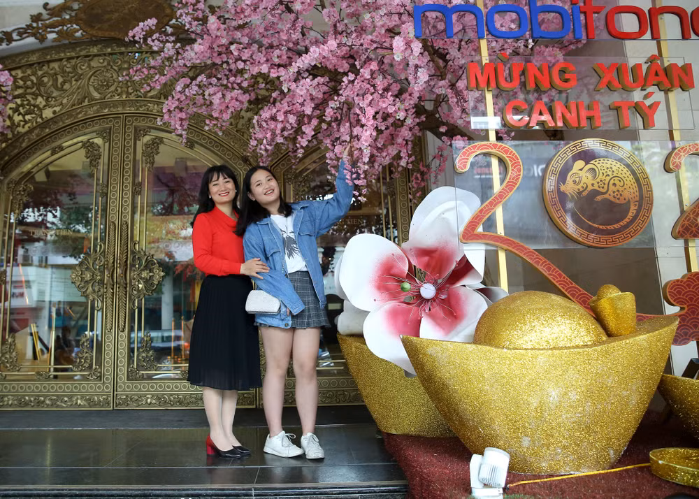 Người dân chụp ảnh lưu niệm tại Tràng Tiền Plaza.