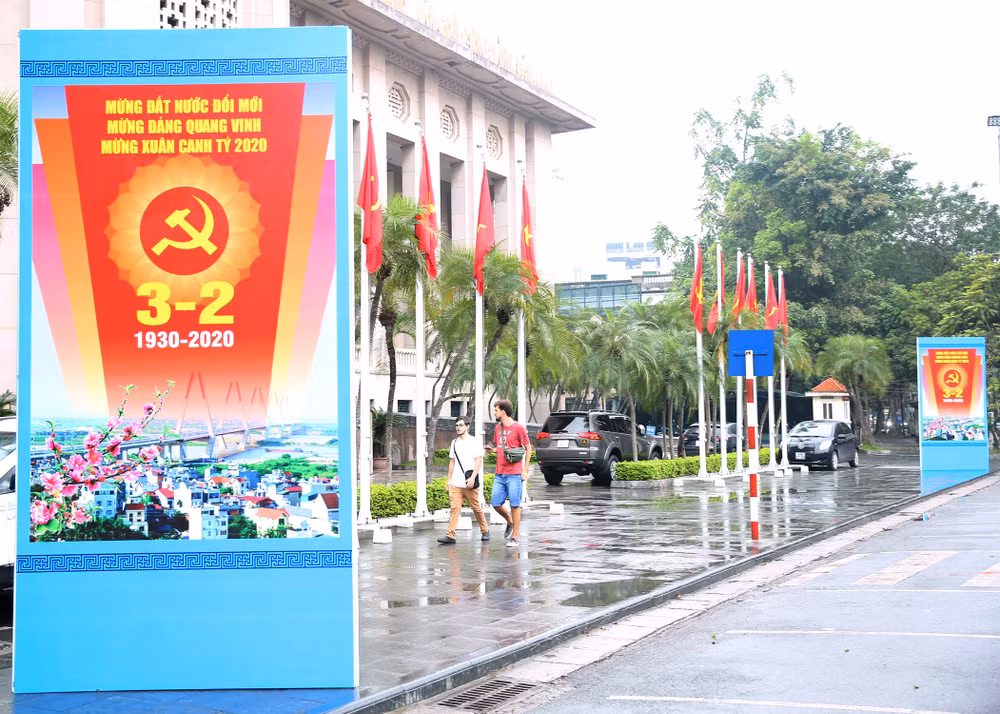 Trên các tuyến phố người dân và các cơ quan đã trang hoàng cờ đỏ sao vàng, cờ búa liềm mừng Đảng 90 năm mùa Xuân.
