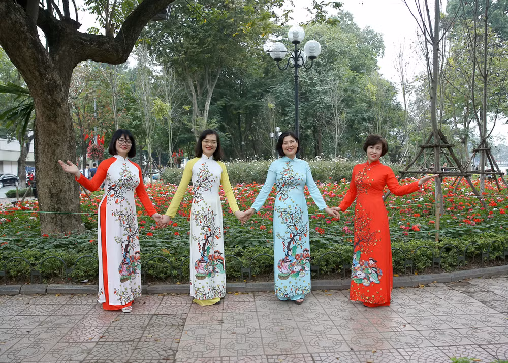 Một số hình ảnh quanh Hồ Hoàn Kiếm.