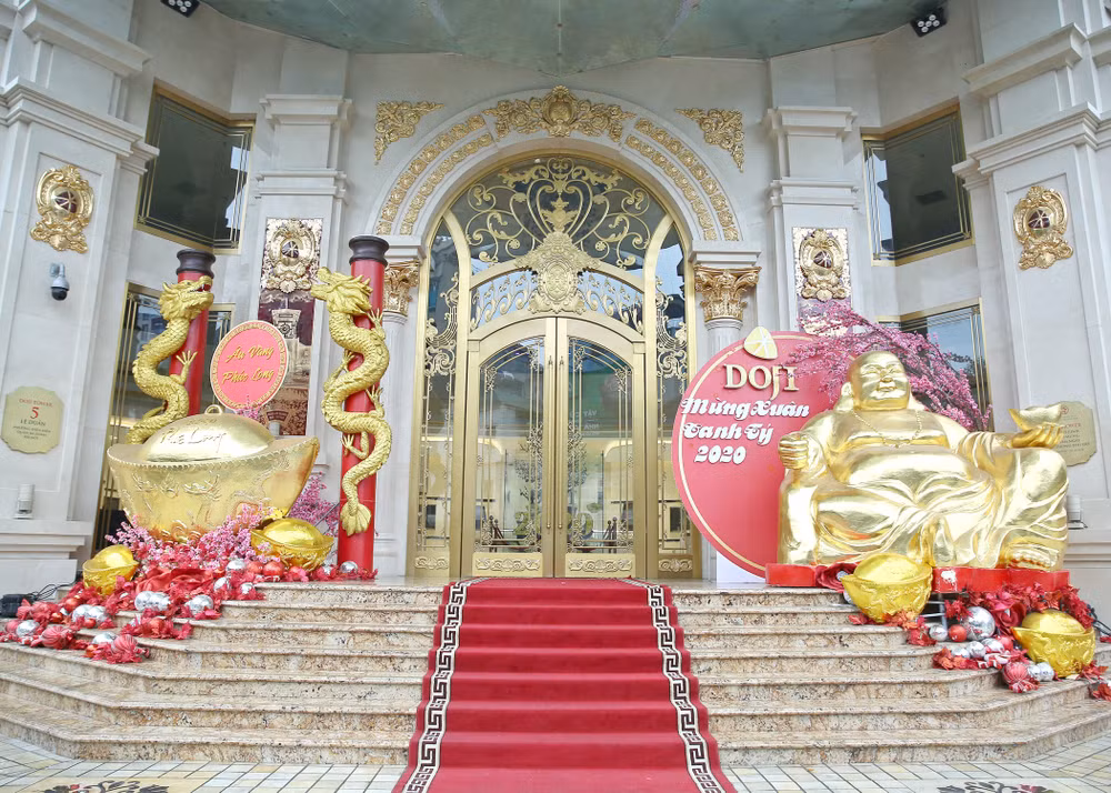 Hình ảnh trang trí bên ngoài Công ty Vàng Bạc Doji phố Nguyễn Thái Học.