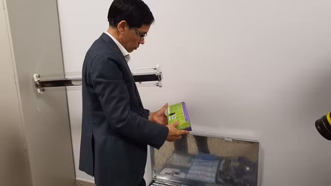 Đoàn công tác tiến hành kiểm tra thiết bị phục vụ công tác phòng chống dịch tại phòng cách ly. Ảnh Tuấn Dũng/Bộ Y tế.