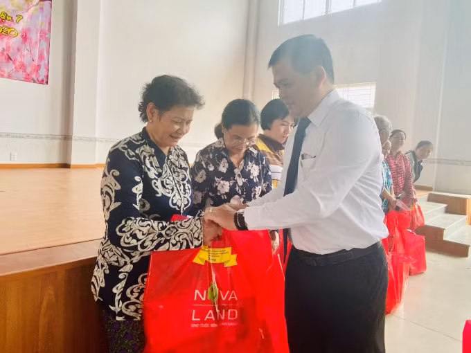 Phối hợp cùng Quỹ Vì người nghèo - Ủy ban MTTQVN TP.HCM, Tập đoàn Novaland đã trao tặng hơn 500 phần quà đến các hộ gia đình có hoàn cảnh khó khăn tại Q.7, Q.4 (TP.HCM).