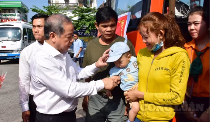 Chủ tịch UBND tỉnh, Trưởng đoàn Đại biểu Quốc hội tỉnh Phan Ngọc Thọ động viên hành khách trước lúc lên xe về quê.