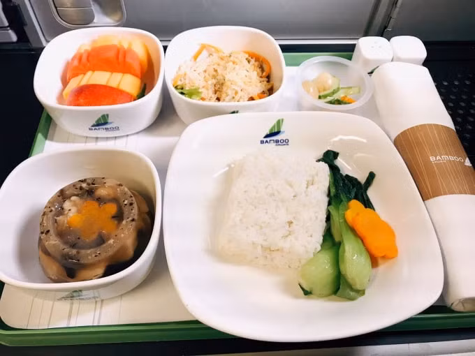 Những thực đơn đặc biệt dành cho các hành khách bay Tết cùng Bamboo Airways, mang đến những món ăn đậm chất tết như bánh chưng, thịt đông của miền Bắc...