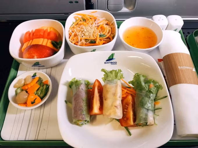 ...hay gỏi cuốn chấm mắm nêm cho những hành khách bay vào miền Nam.