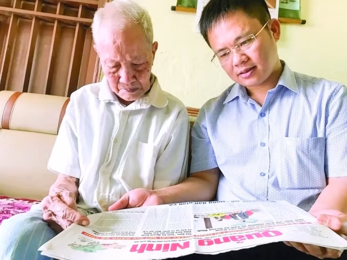 Cụ Như Mai (Học viên Trường dạy làm báo Huỳnh Thúc Kháng) chụp ảnh với Nhà báo Ngọc Hà - Phó Chủ tịch Thường trực HNB Quảng Ninh.